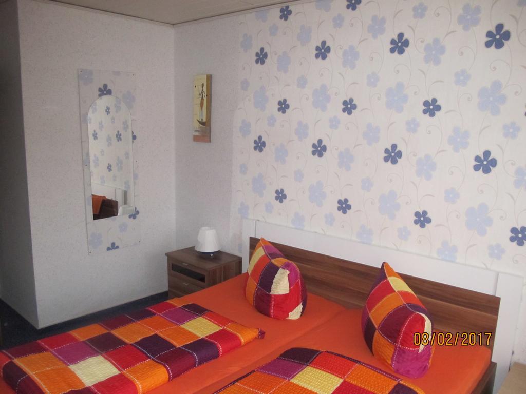 Pension Check In Hotell Güstrow Eksteriør bilde